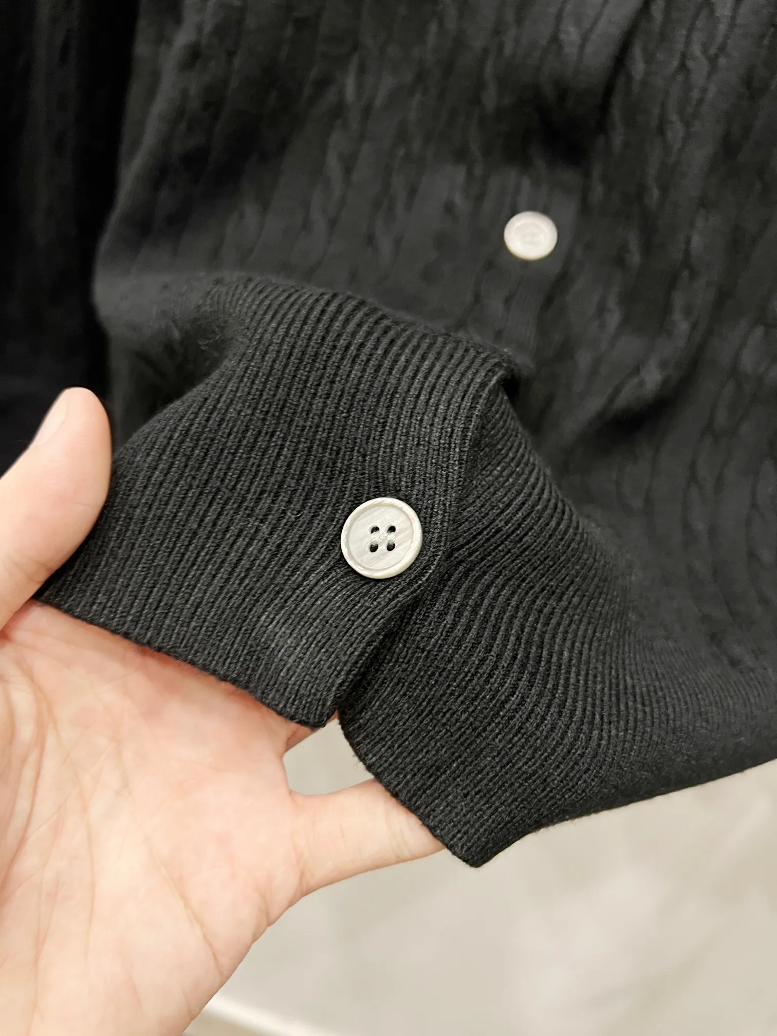 P180 Style number: (Q057) Ralph Lauren classic round neck solid color pony embroidered logo knitted cardigan long sleeves Ralph Lauren classic basic versatile twist knitted cardigan long sleeves Main supply platform live broadcast Wholesale entity Replenish when out of stock Not removed from the shelves Quality 1:1 version Complete three labels Correct version of pony logo Imported quality cotton yarn Focus on high-end Cost-effective Good quality Needless to say Zhao Lusi's same style is really amazing. It's so sweet. I'm so pretty. This cardigan is really good-looking. The upper body is simple and easy to wear. It's a must-have for goddess ootd. Good-looking clothes are never picky. A must-have in the wardrobe of goddesses. Size: S-XL. Color: black, apricot, gray, navy blue, red, white.